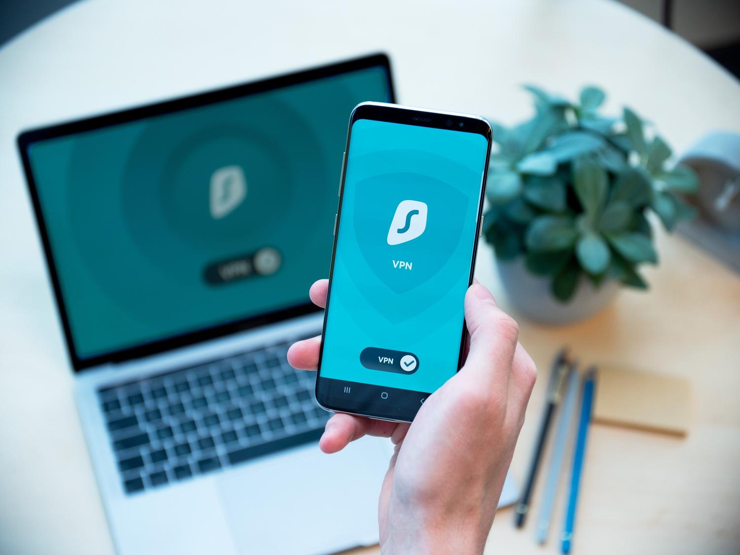 Uso de una aplicación de VPN en un smartphone y un ordenador portátil para navegar de forma segura y anónima por internet. Uso de una aplicación de VPN en un smartphone y un ordenador portátil para navegar de forma segura y anónima por internet.
