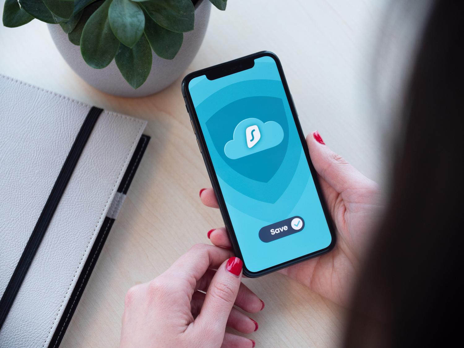 Interfaz de una aplicación de seguridad móvil con un icono de escudo y cifrado de datos, destacando la protección de la información personal. Interfaz de una aplicación de seguridad móvil con un icono de escudo y cifrado de datos, destacando la protección de la información personal.