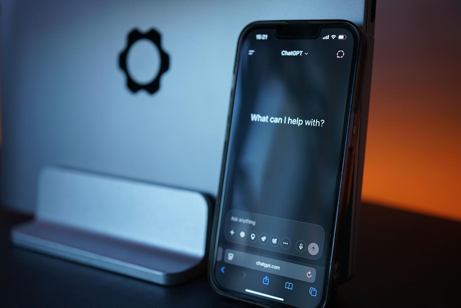 Smartphone mostrando una interfaz de chat de inteligencia artificial, representando la integración de Gemini Intelligence en Android 17