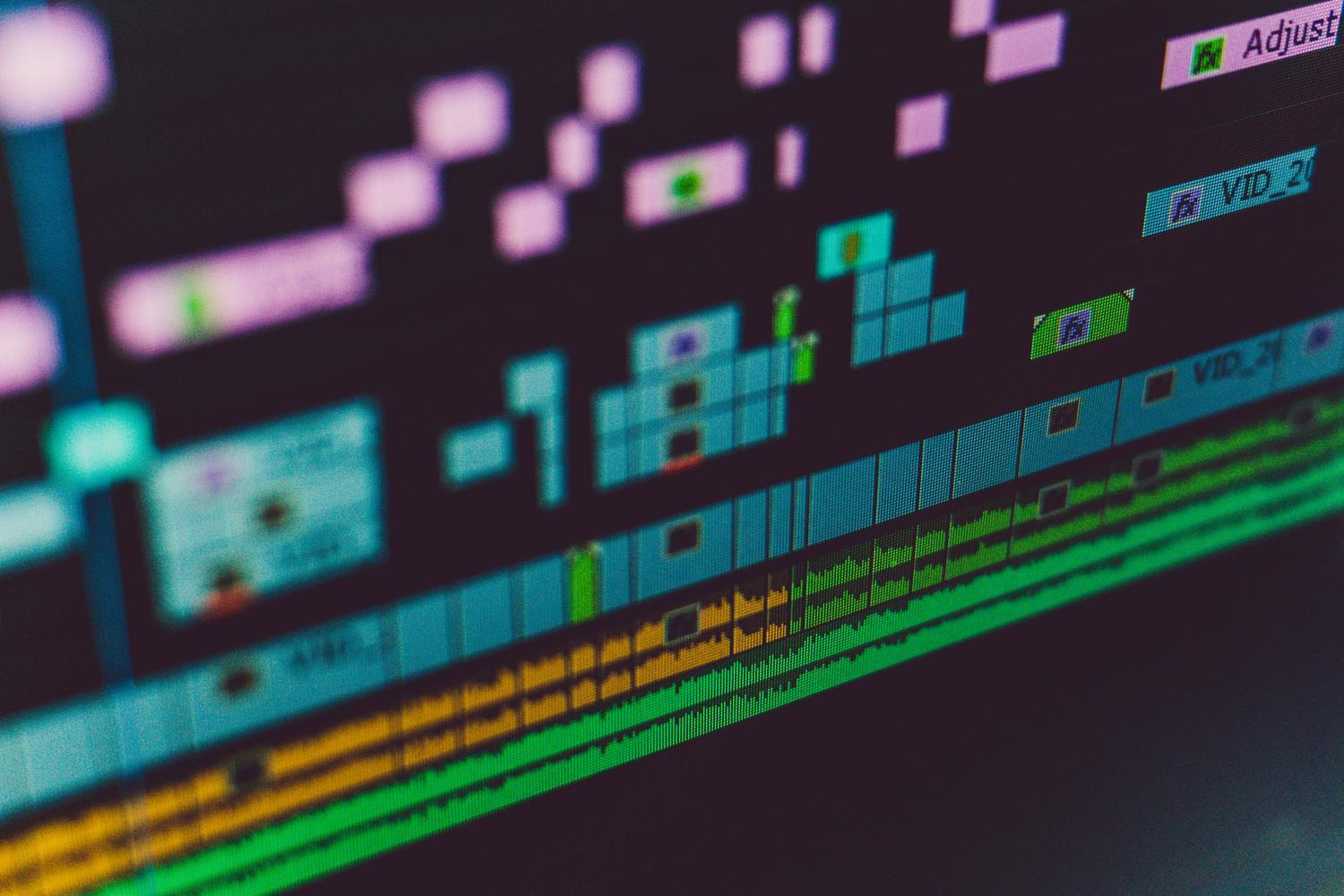 Interfaz de software de edición de vídeo mostrando una línea de tiempo multitrack.