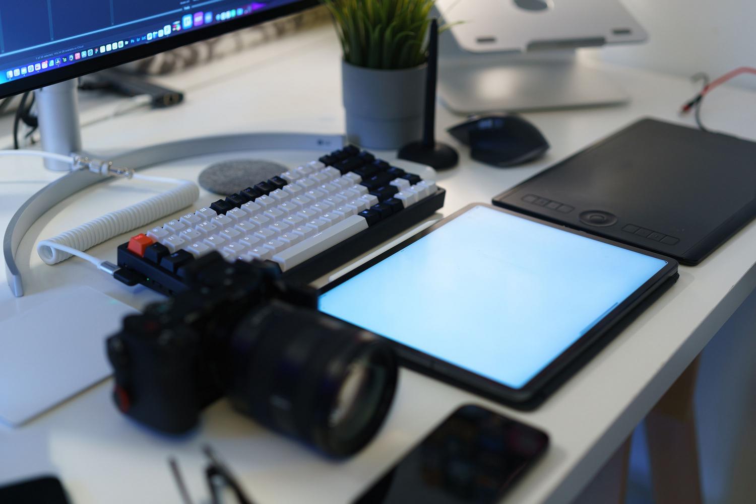 Espacio de trabajo moderno para diseño y fotografía con equipo profesional y tableta digital. Espacio de trabajo moderno para diseño y fotografía con equipo profesional y tableta digital.