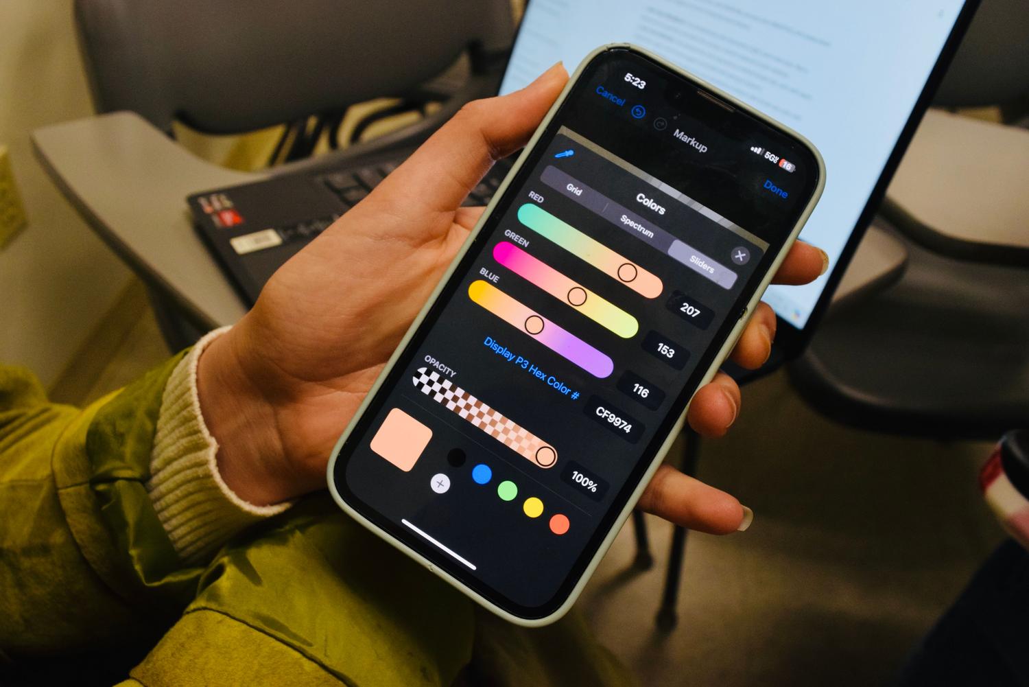 Primer plano de una pantalla de smartphone mostrando una aplicación de selección de colores y perfiles cromáticos.
