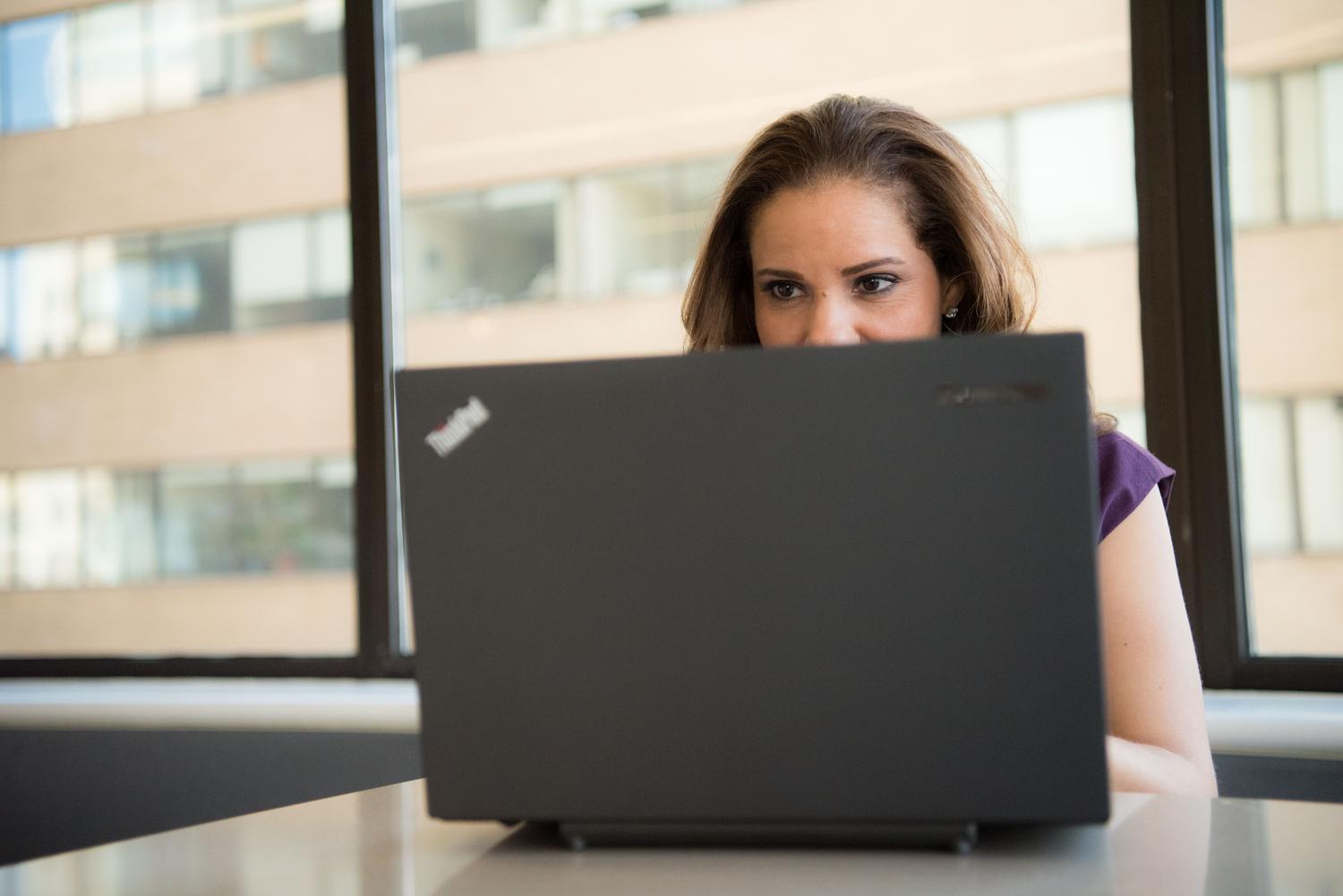 Mujer profesional utilizando un ordenador portátil en una oficina luminosa, representando el uso de herramientas de productividad en Windows. Mujer profesional utilizando un ordenador portátil en una oficina luminosa, representando el uso de herramientas de productividad en Windows.