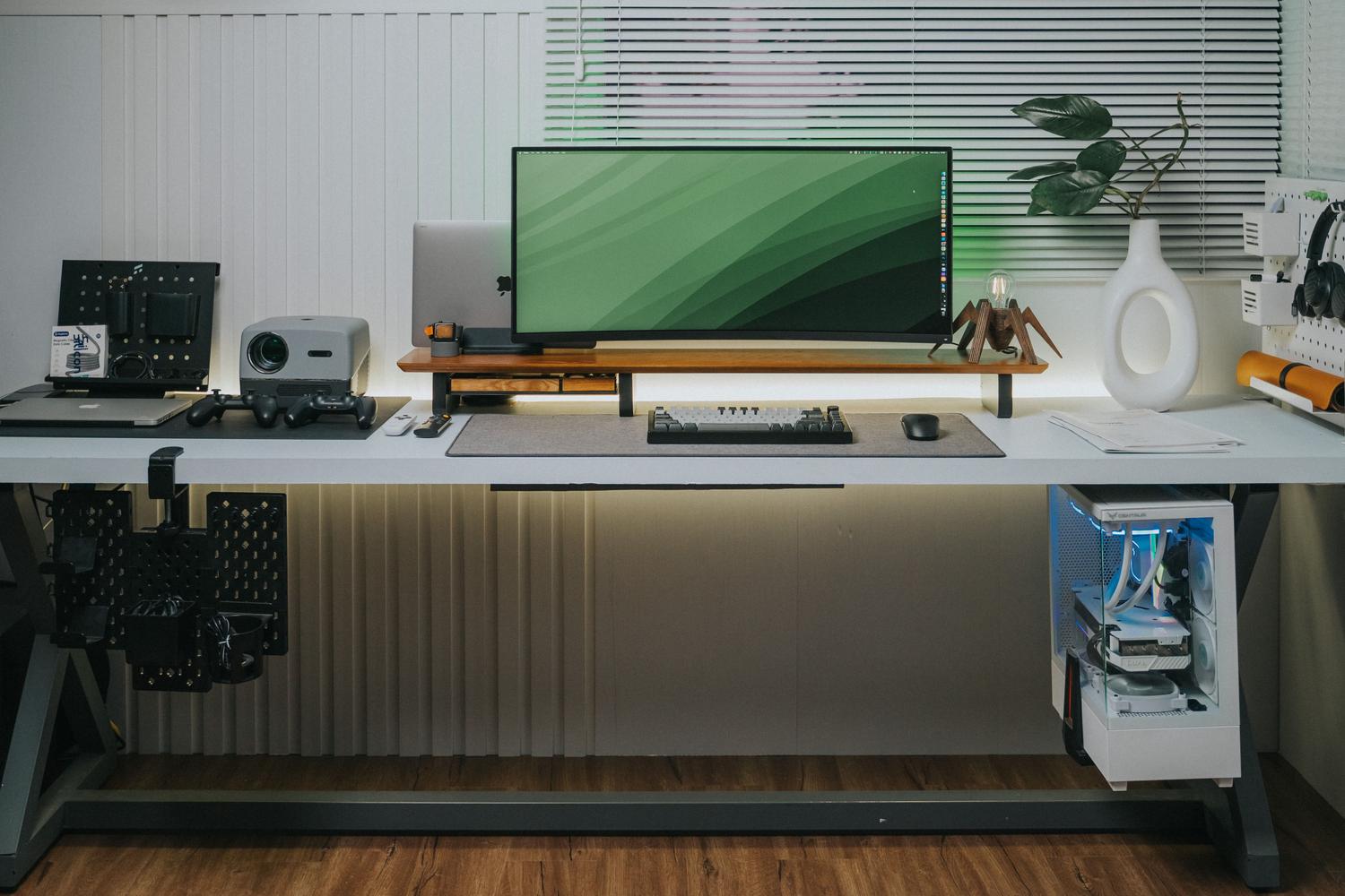 Espacio de trabajo moderno y minimalista con un ordenador de sobremesa, enfocado en la eficiencia y la organización del flujo de trabajo. Espacio de trabajo moderno y minimalista con un ordenador de sobremesa, enfocado en la eficiencia y la organización del flujo de trabajo.