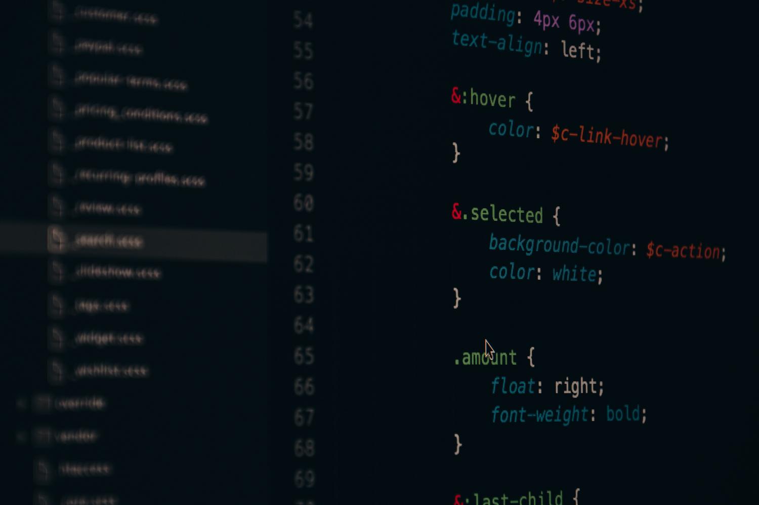 Primer plano de código CSS en una pantalla de ordenador, ideal para ilustrar la edición de estilos.