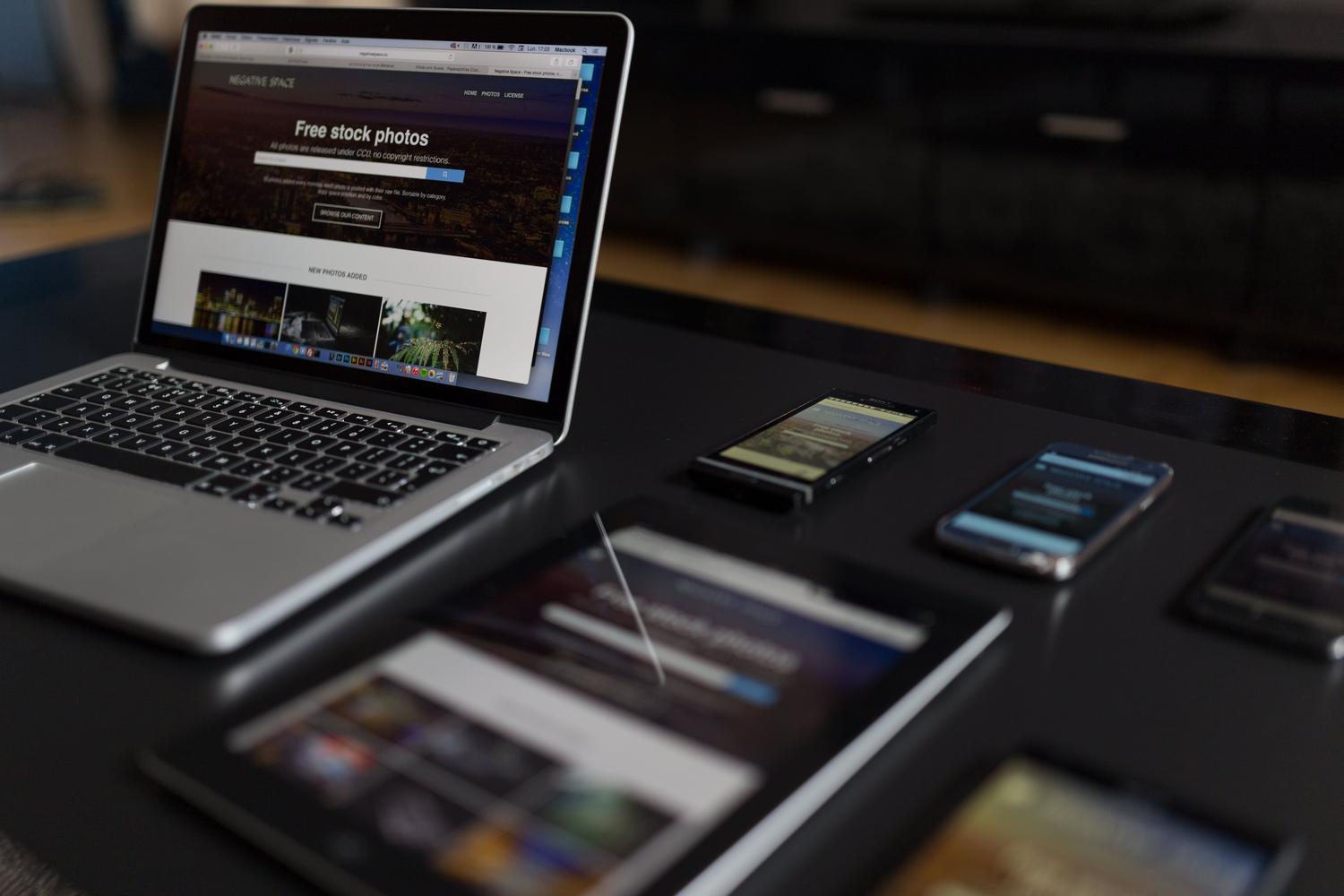 Dispositivos móviles, tablet y portátil mostrando un sitio web, ilustrando el modo responsive de las DevTools.