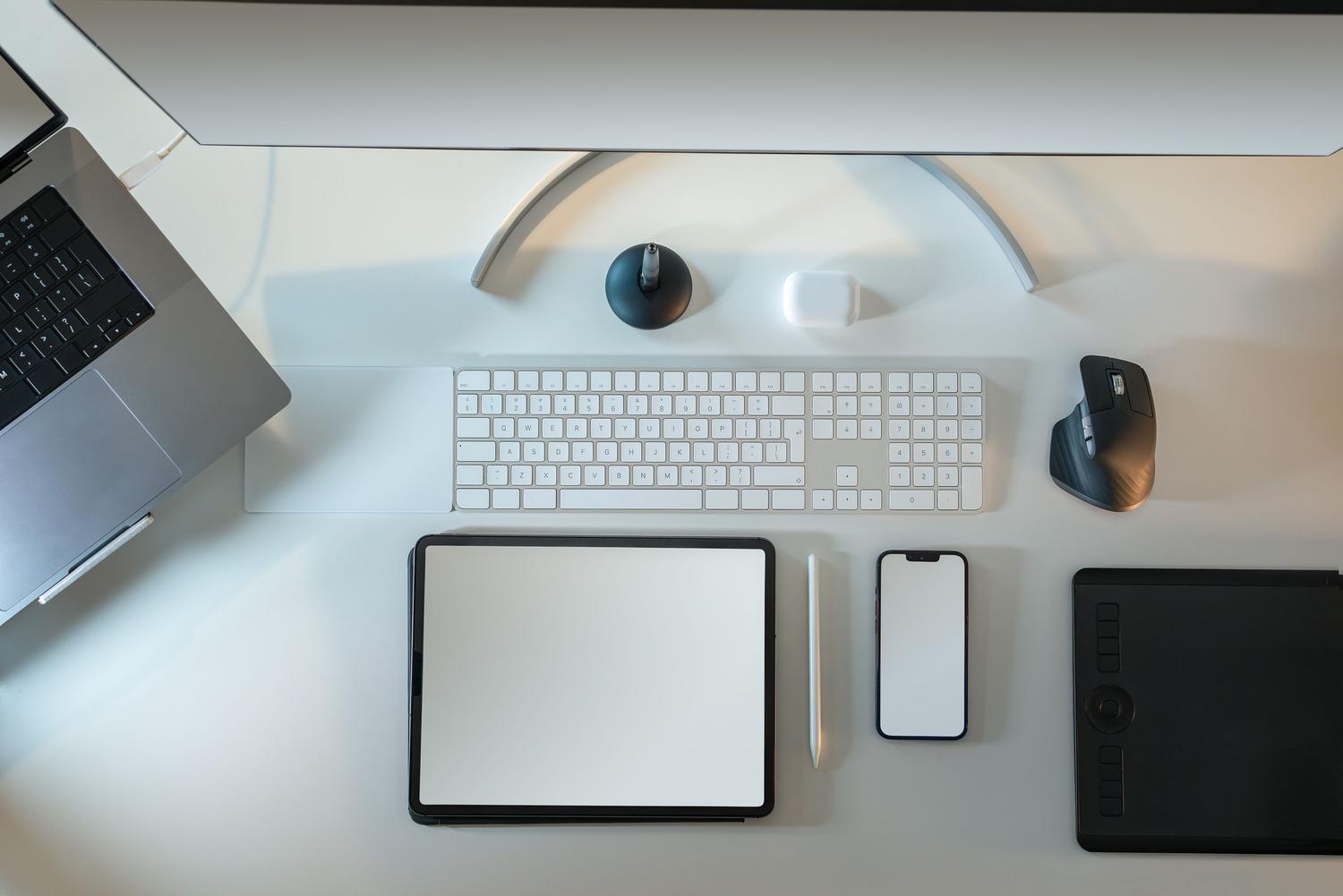 Vista cenital de un ecosistema digital con laptop, tablet y smartphone, representando la integración total del flujo de trabajo y el control operativo. Vista cenital de un ecosistema digital con laptop, tablet y smartphone, representando la integración total del flujo de trabajo y el control operativo.