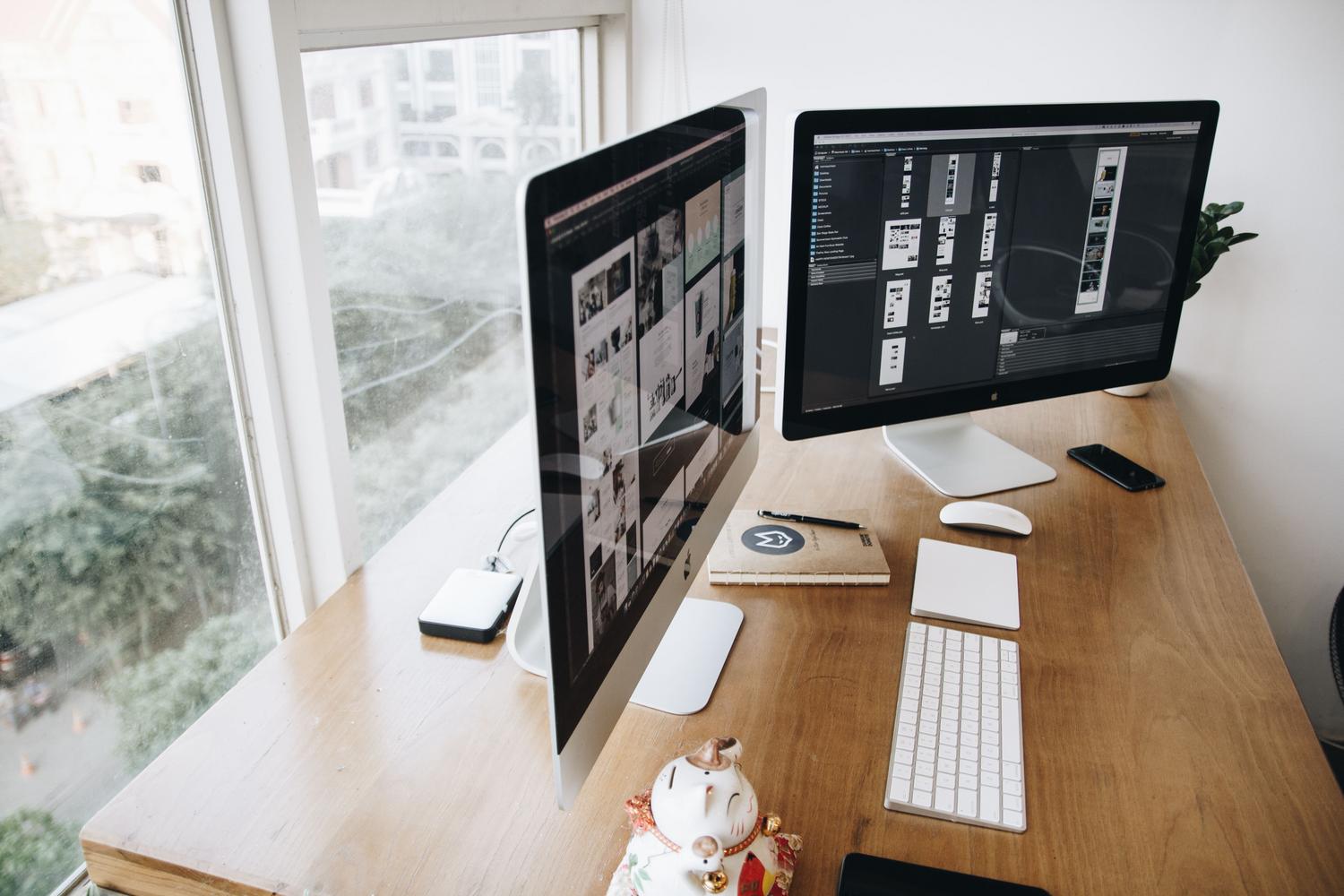 Configuración de oficina con monitores duales, ilustrando la capacidad de gestionar múltiples proyectos y espacios de trabajo independientes simultáneamente. Configuración de oficina con monitores duales, ilustrando la capacidad de gestionar múltiples proyectos y espacios de trabajo independientes simultáneamente.