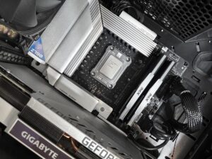 Vista interior de un PC gaming de alto rendimiento con componentes optimizados para jugar en Linux.