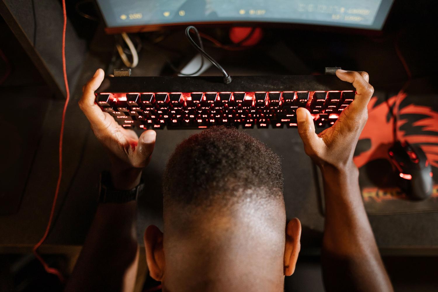 Joven gamer expresando frustración por el lag y la alta latencia durante una partida online.
