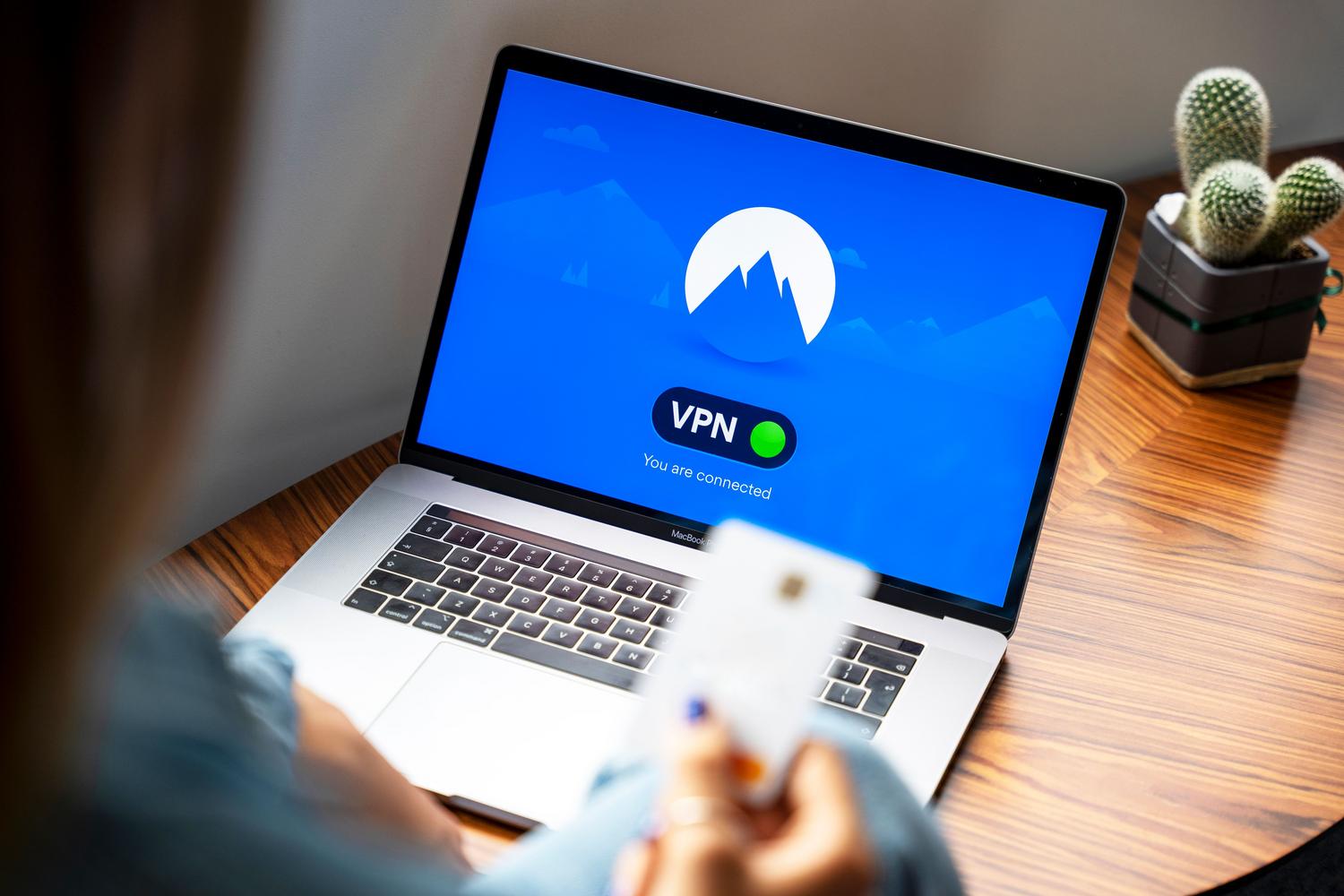 Computadora portátil mostrando una conexión VPN activa y segura, representando la protección de red y el firewall de Windows. Computadora portátil mostrando una conexión VPN activa y segura, representando la protección de red y el firewall de Windows.
