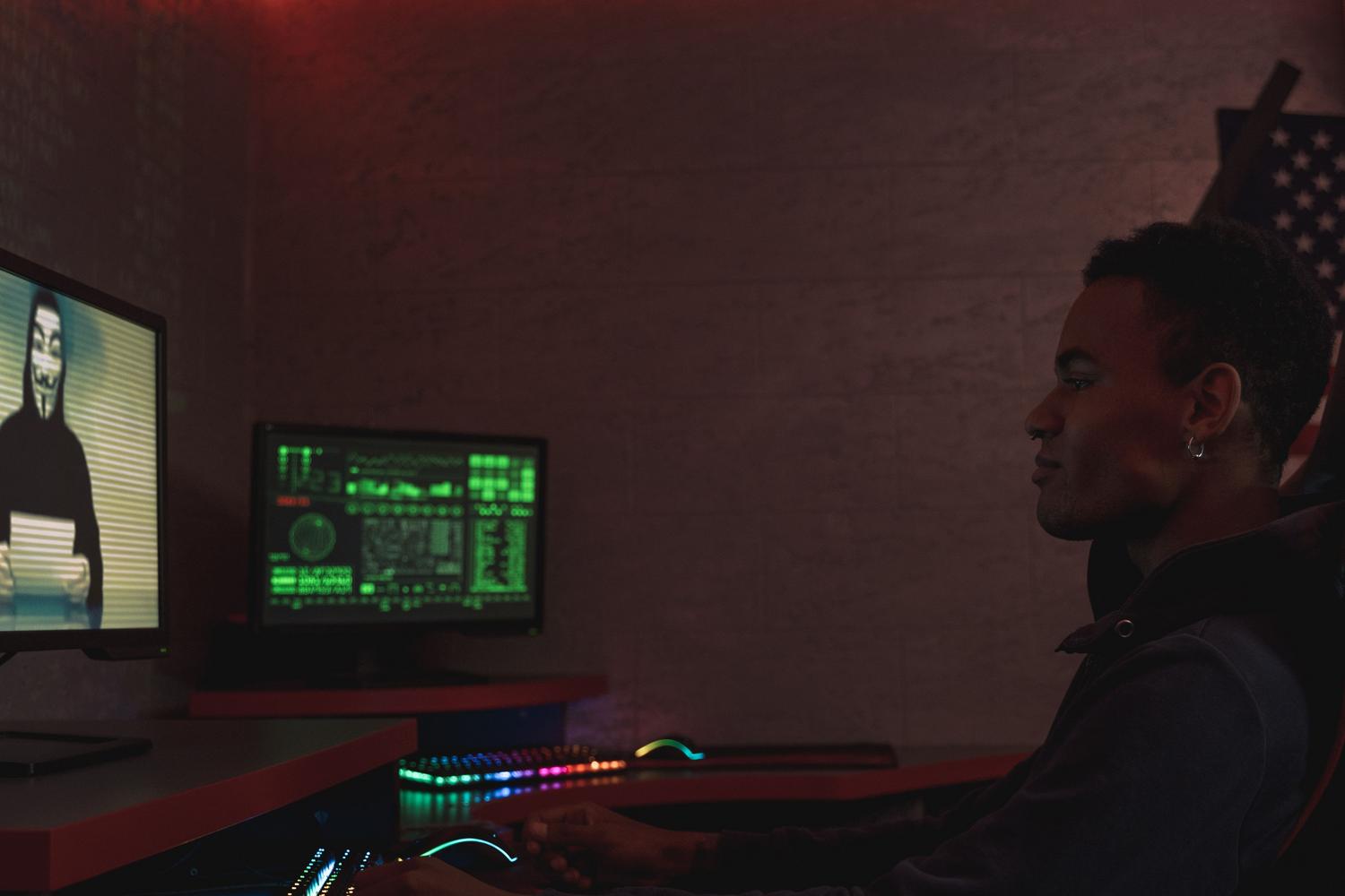 Un profesional de seguridad monitoreando sistemas digitales para proteger la infraestructura contra intrusiones.