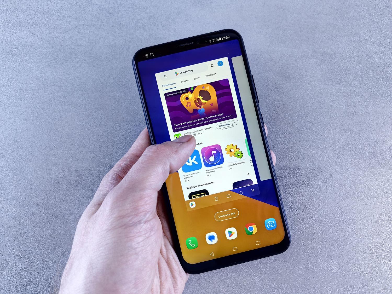 Interfaz de una tienda de aplicaciones en la pantalla de un smartphone, ideal para ilustrar la limpieza de caché de Google Play.