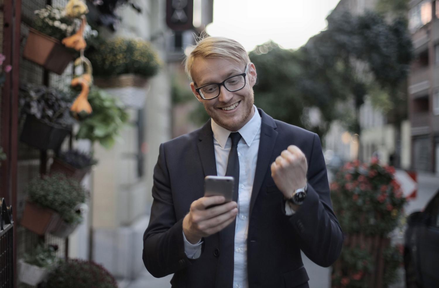 Hombre feliz celebrando con el puño cerrado al conseguir instalar una aplicación correctamente
