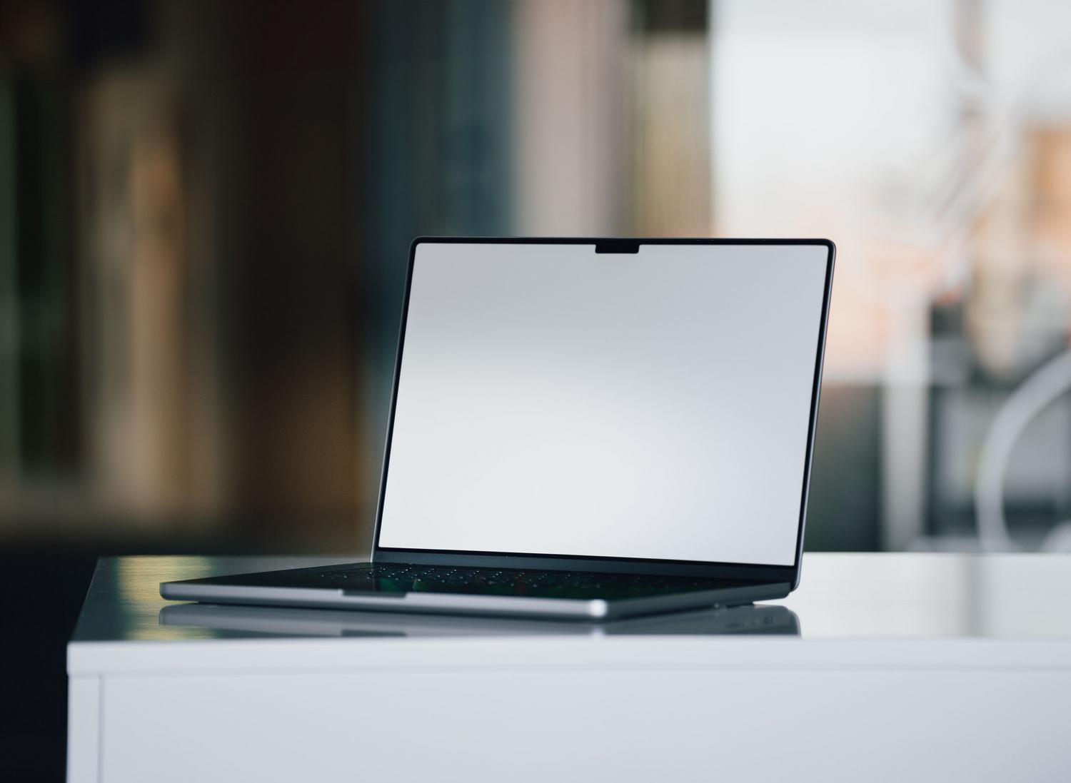 Laptop moderno en un escritorio blanco, representando la configuración de sensores de presencia en sistemas operativos como Windows 11.