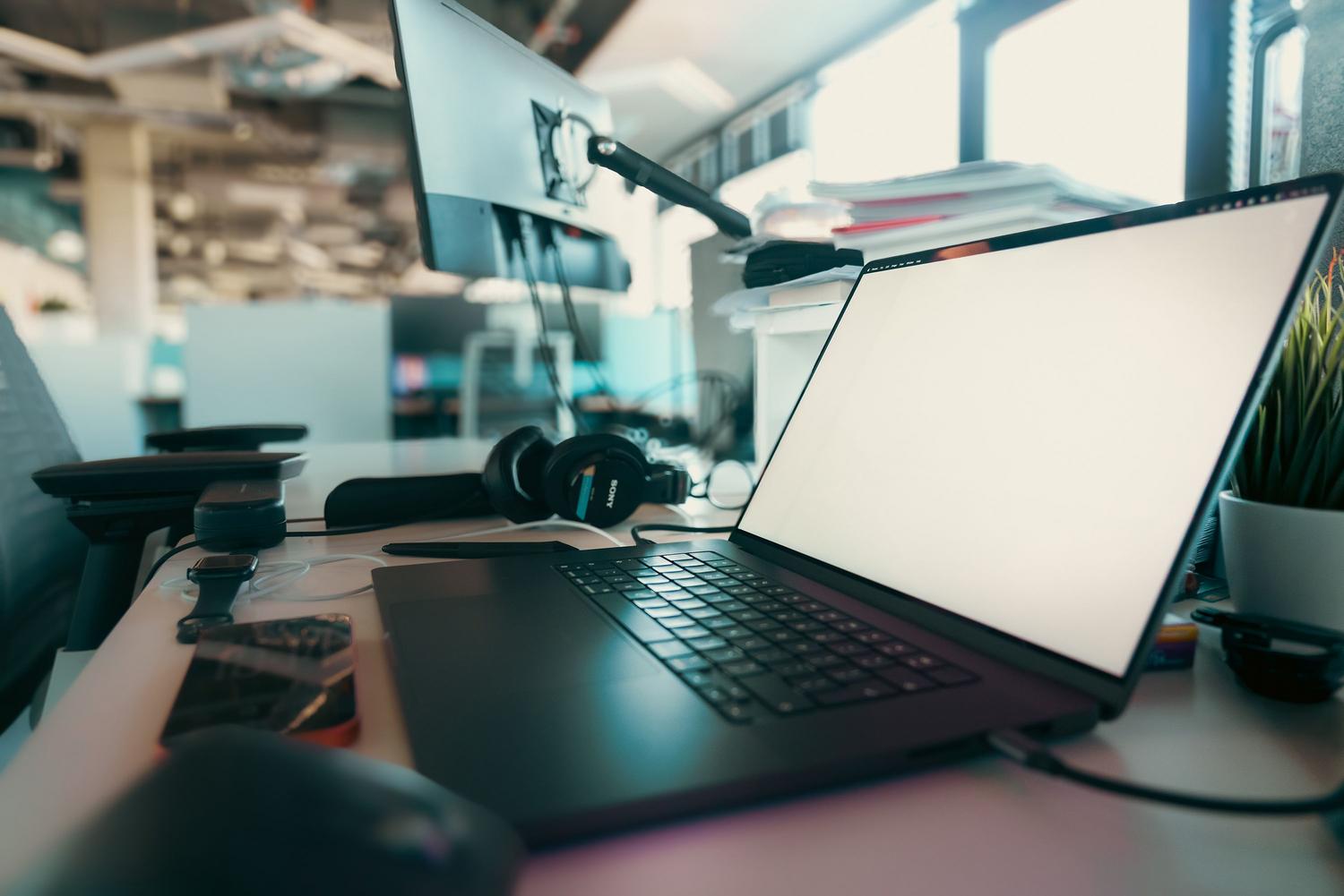 Espacio de trabajo contemporáneo con portátil y monitor, simbolizando la productividad y el flujo de trabajo eficiente. Espacio de trabajo contemporáneo con portátil y monitor, simbolizando la productividad y el flujo de trabajo eficiente.