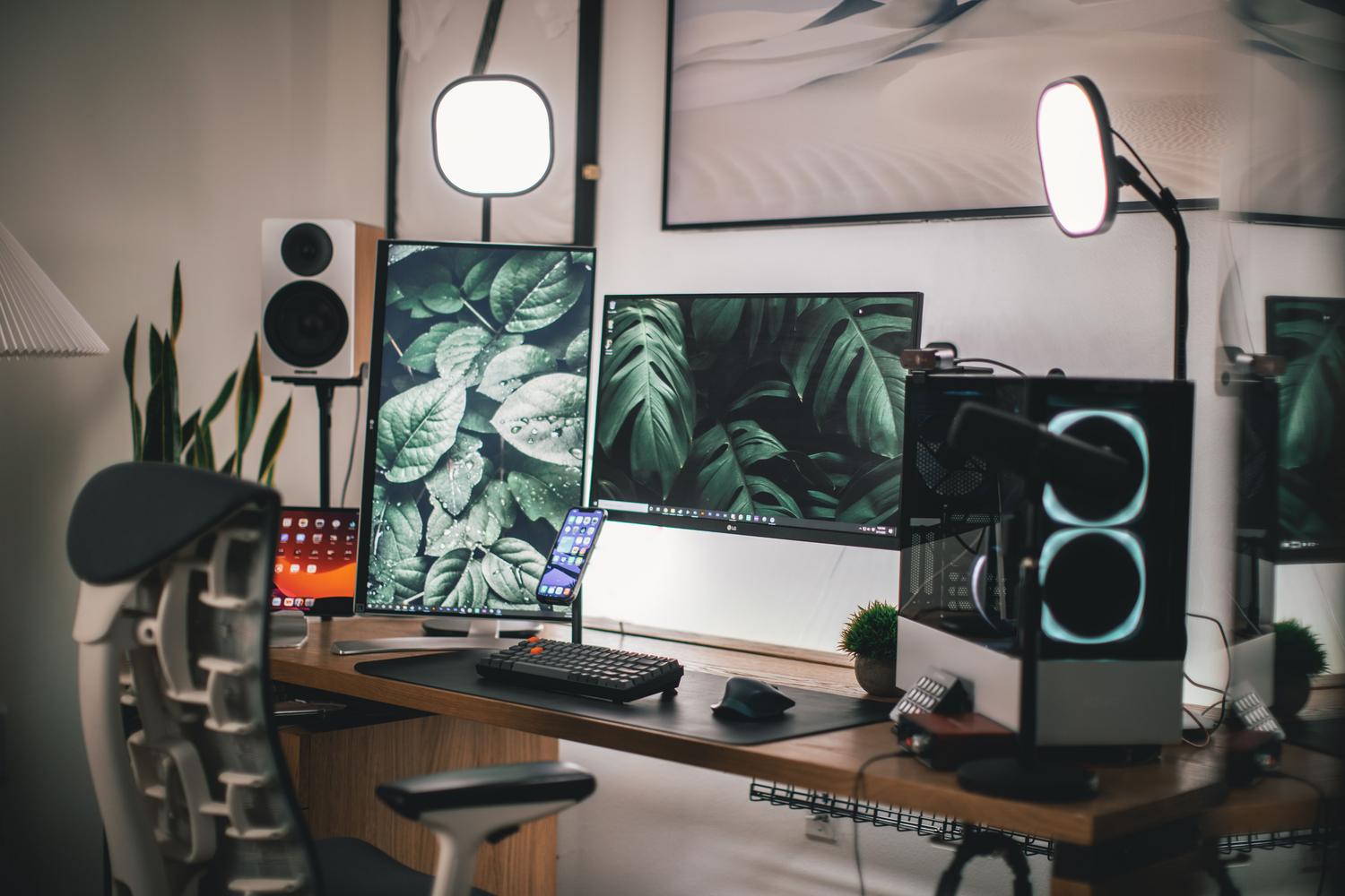 Estación de streaming con doble monitor, permitiendo la gestión simultánea de OBS Studio y el videojuego.