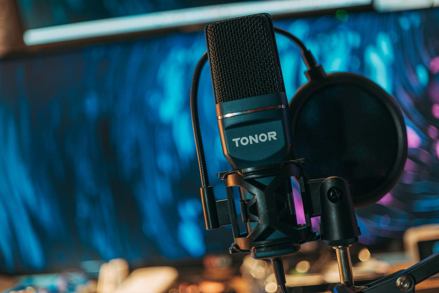 Primer plano de un micrófono de condensador profesional con filtro pop para optimizar la calidad del audio.
