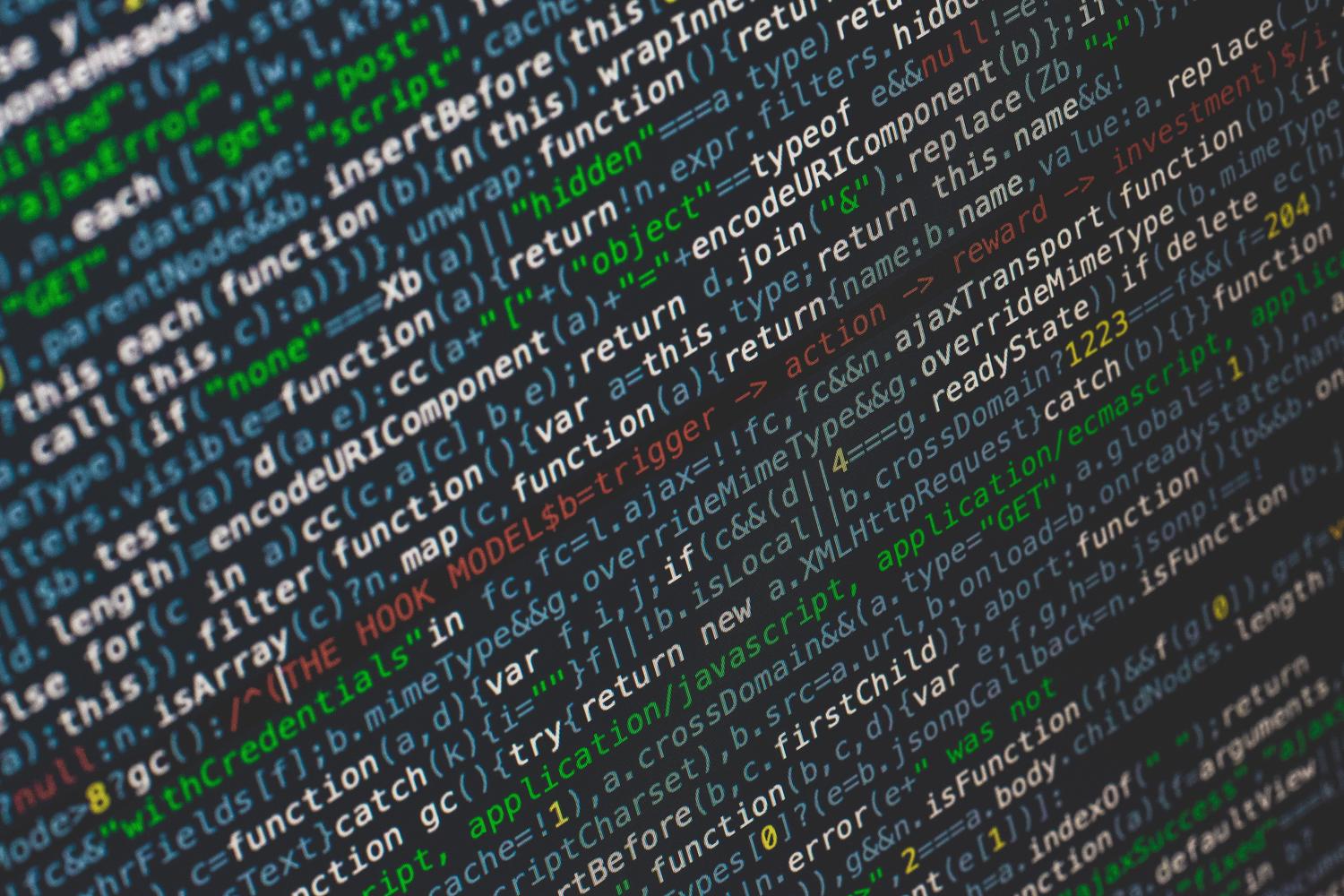 Primer plano de líneas de código de programación en una pantalla con resaltado de sintaxis, representando la fase de scripting en Luau.
