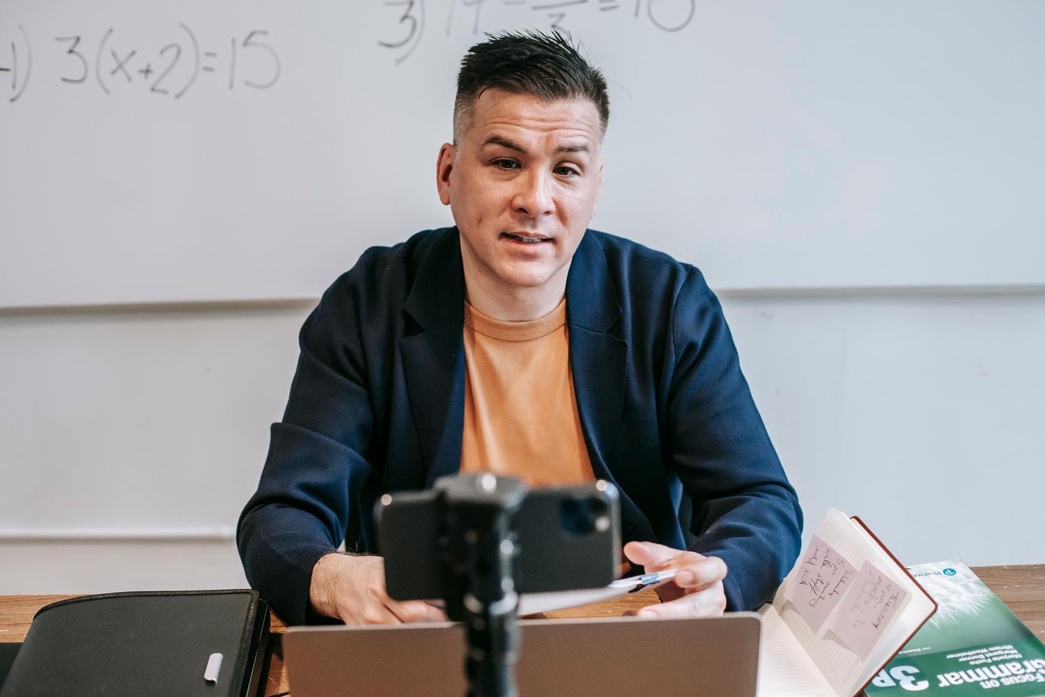 Educador profesional gestionando una sesión de enseñanza online mediante videollamada Educador profesional gestionando una sesión de enseñanza online mediante videollamada