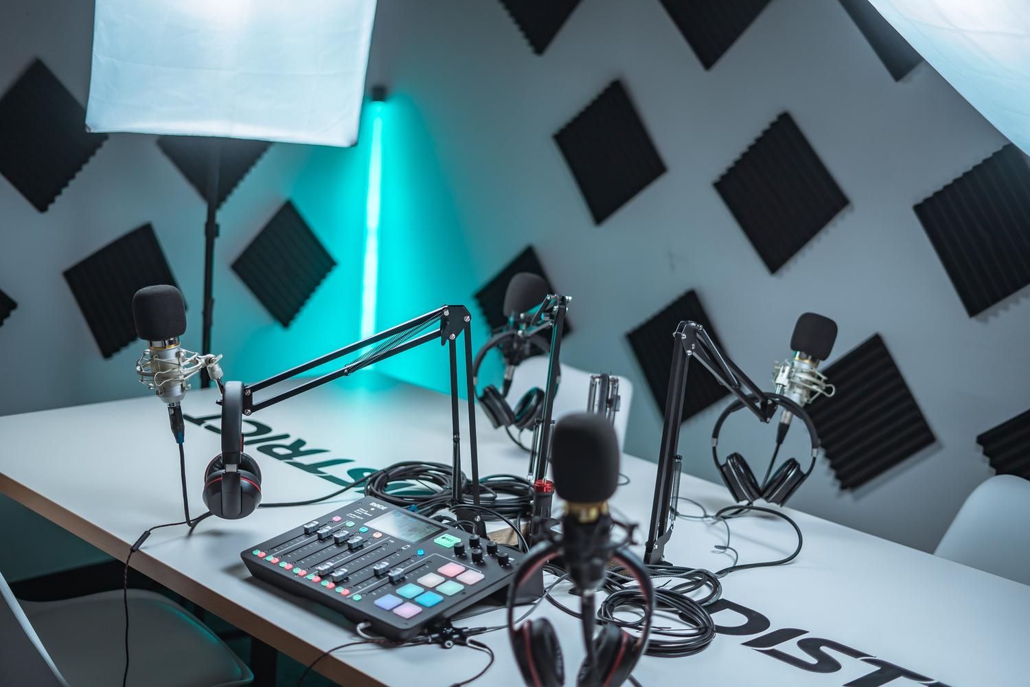 Set de estudio de pódcast profesional con micrófonos y mesa de mezclas, representando la creación de contenido creativo para campañas de audio.