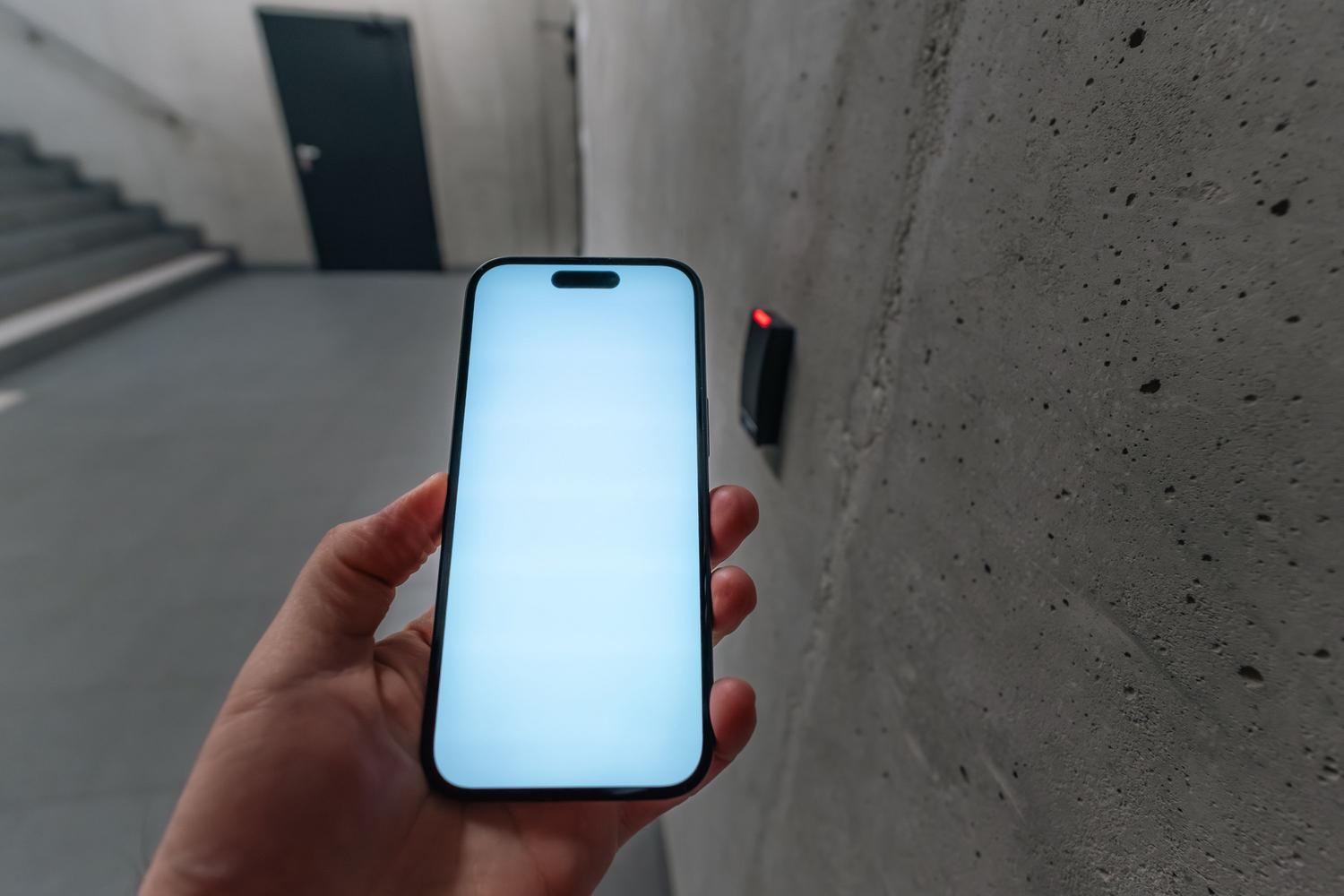 Smartphone utilizando tecnología NFC para el control de acceso, ejemplificando el uso de llaves de seguridad físicas compatibles con NFC.