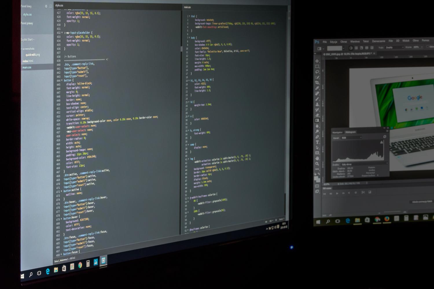 Estación de trabajo técnica con doble pantalla mostrando software de diseño, representando los ajustes avanzados de resolución y frecuencia de actualización.