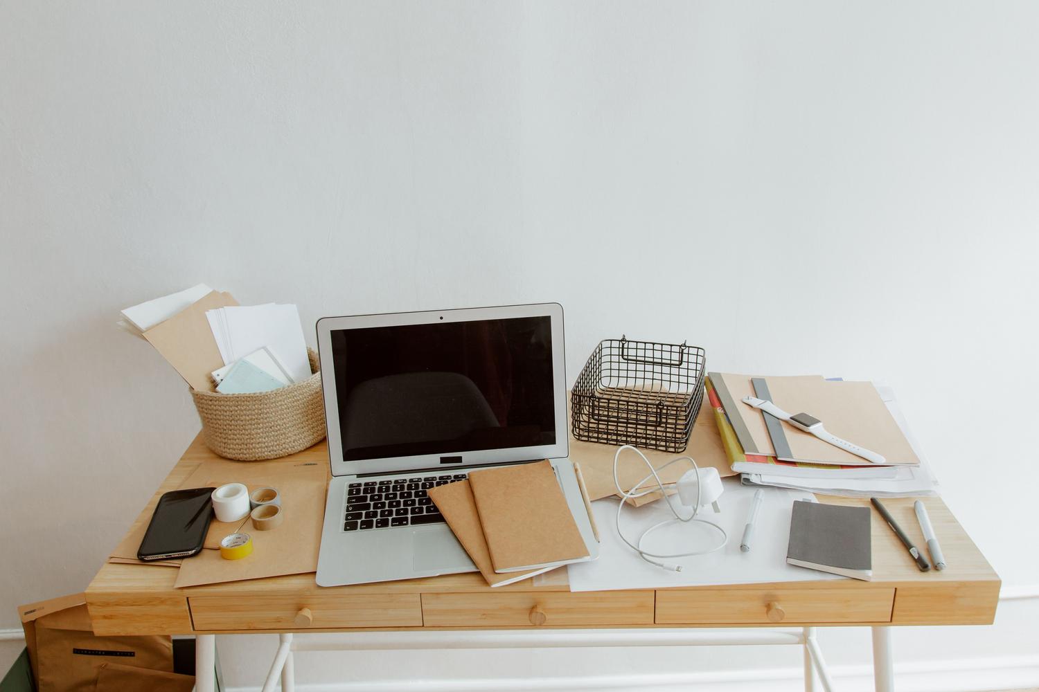 Escritorio limpio y organizado con ordenador portátil y suministros de oficina para optimizar la productividad. Escritorio limpio y organizado con ordenador portátil y suministros de oficina para optimizar la productividad.
