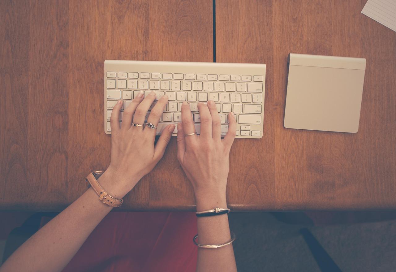 Primer plano de unas manos escribiendo en el teclado de un ordenador portátil, representando la redacción de prompts. Primer plano de unas manos escribiendo en el teclado de un ordenador portátil, representando la redacción de prompts.