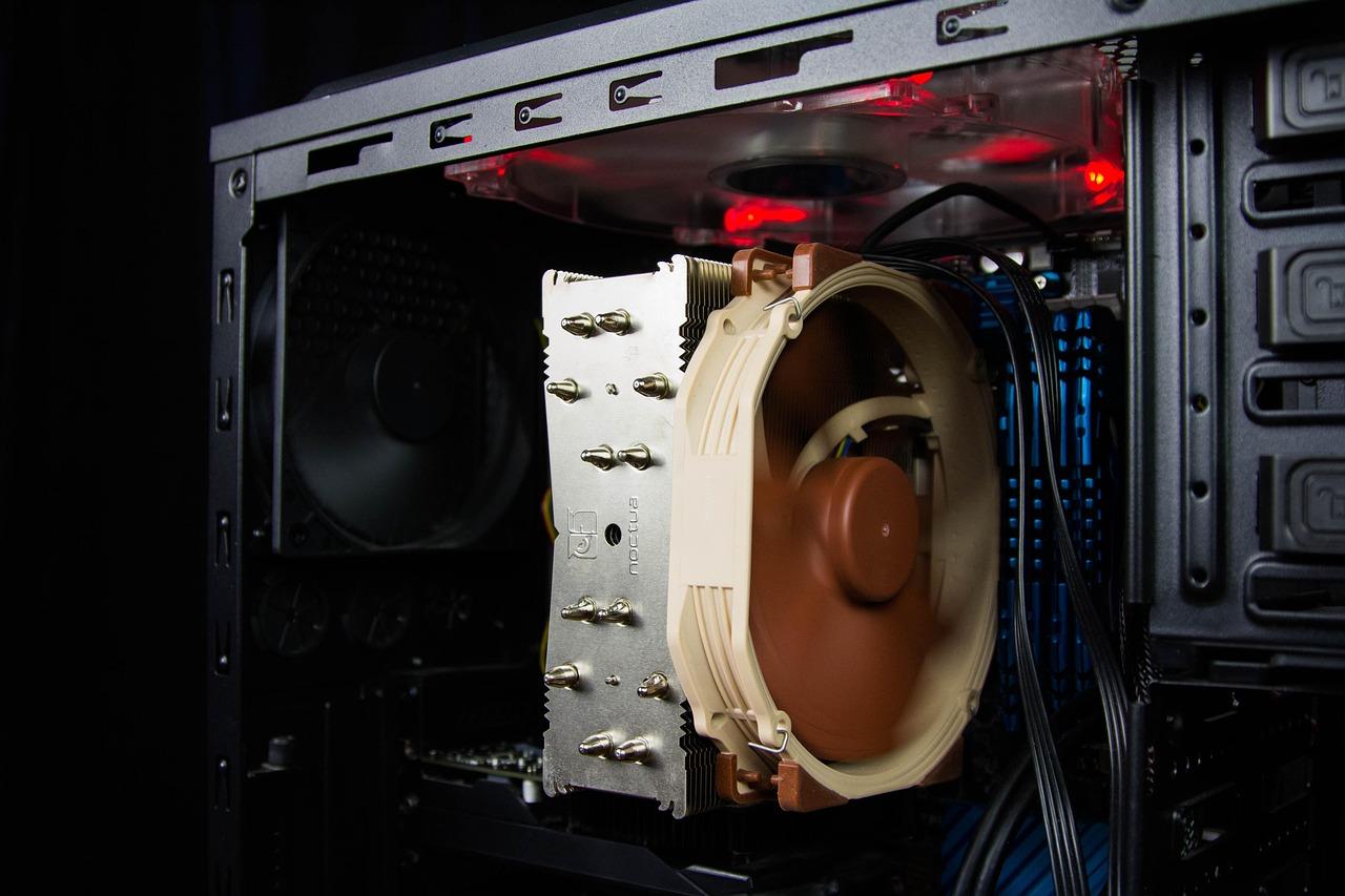 Disipador y ventilador de CPU instalados en una placa base, enfocándose en el puerto CPU_FAN