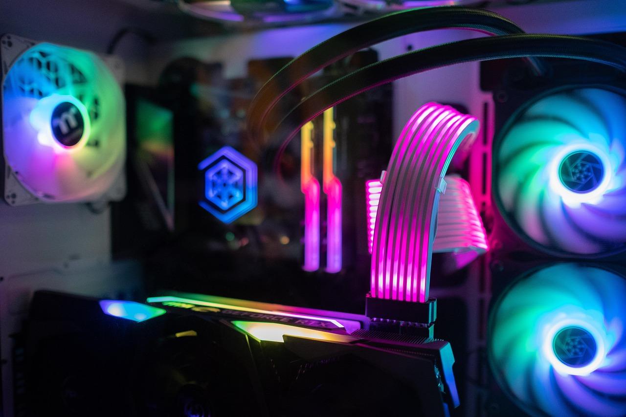 Configuración de un PC gaming con sistema de ventilación visible y luces RGB, contextualizando el uso de curvas de ventilación