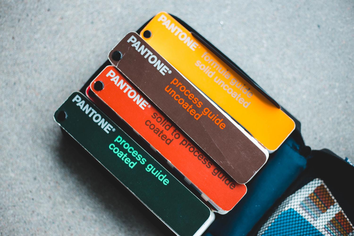 Guías de colores Pantone para la selección de la paleta cromática de una identidad visual