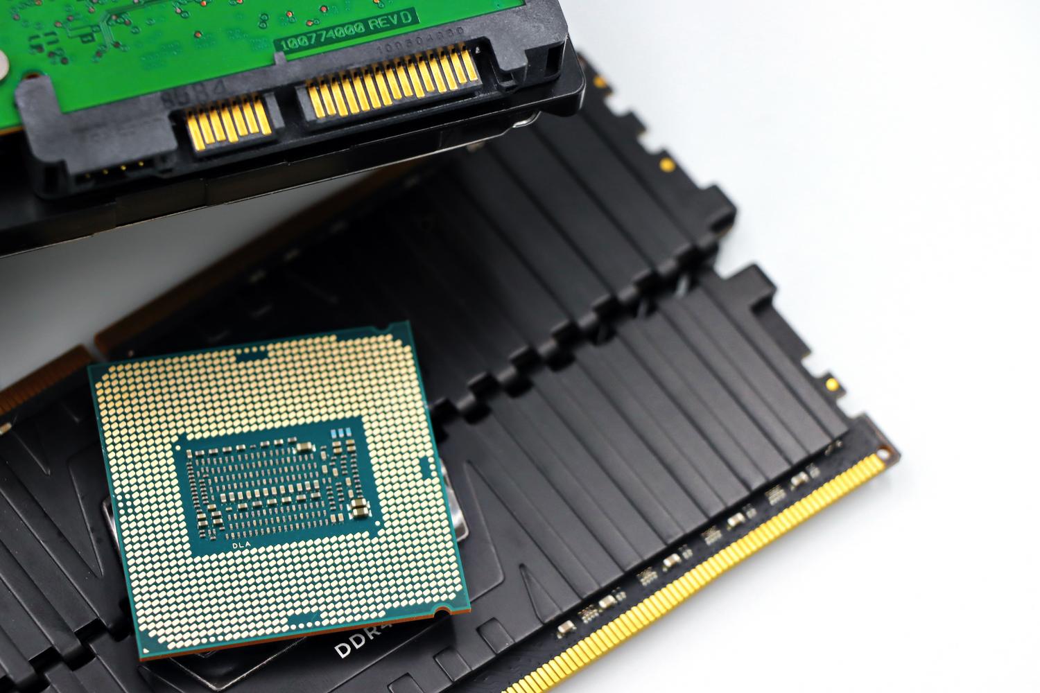 Detalle de la CPU y los módulos de memoria RAM instalados en la placa base