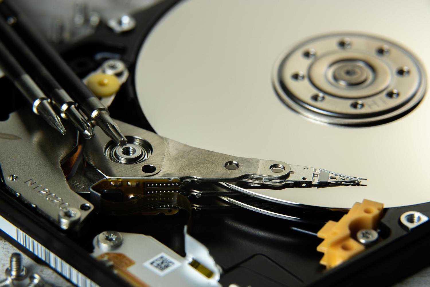 Vista interna de los platos magnéticos y el cabezal de un disco duro HDD.