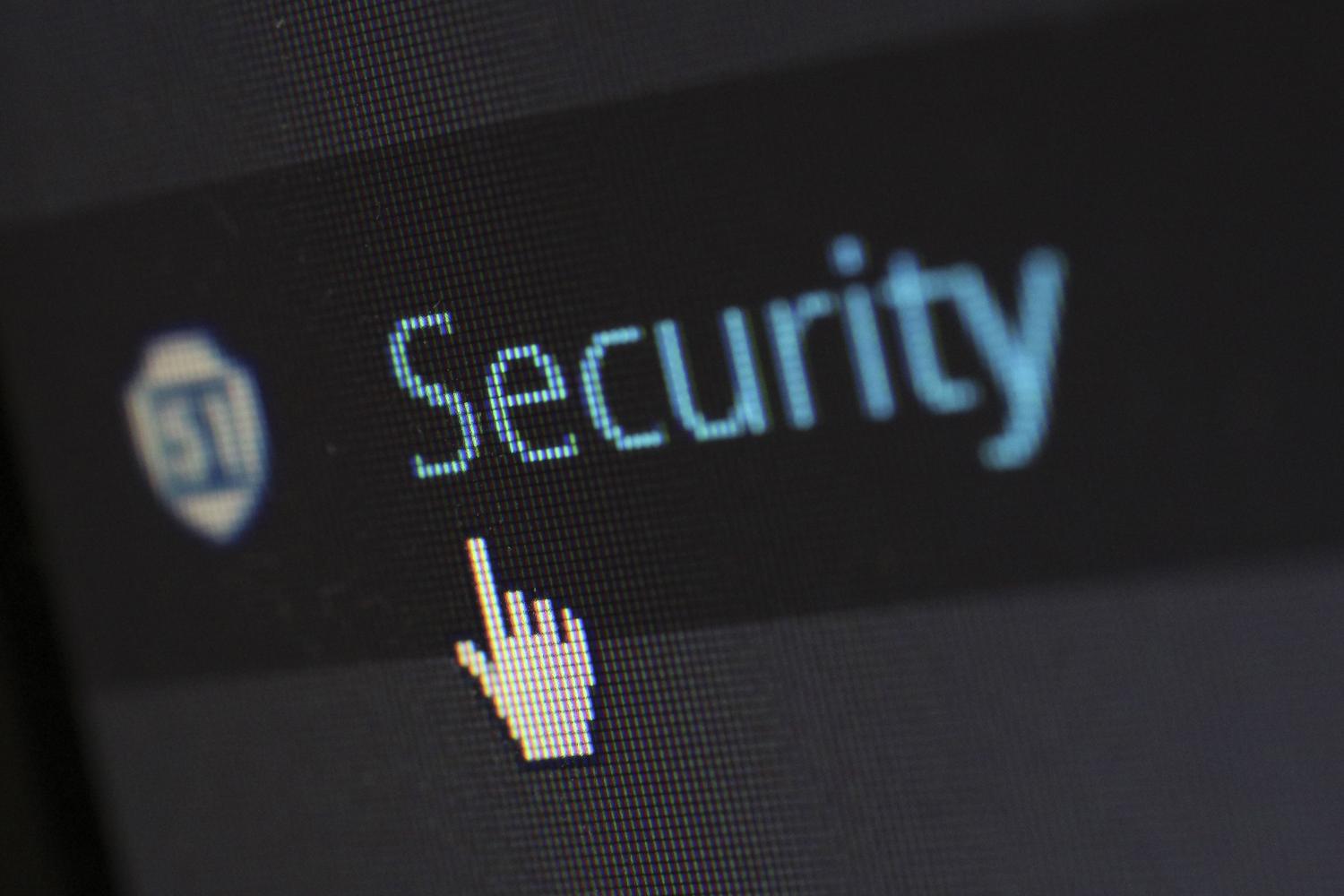 Primer plano de una pantalla con texto de seguridad digital, simbolizando la importancia de la privacidad y el cifrado de los datos en Recall.