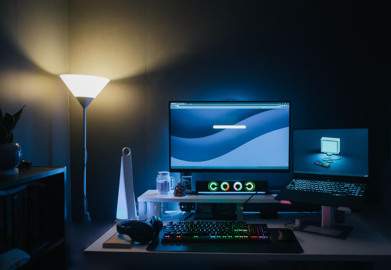 Espacio de trabajo moderno con doble pantalla y laptop, representando el perfil de 'Creador' y la optimización para productividad.