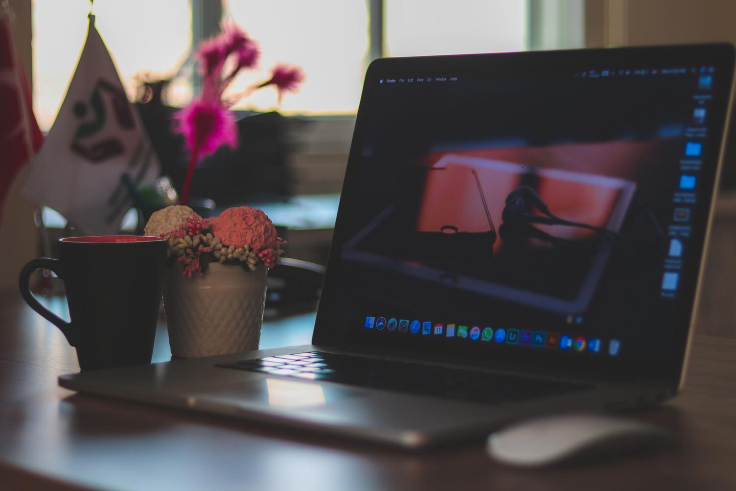 Espacio de trabajo moderno y limpio con un portátil y café, representando el entorno ideal para la gestión eficiente de documentos.