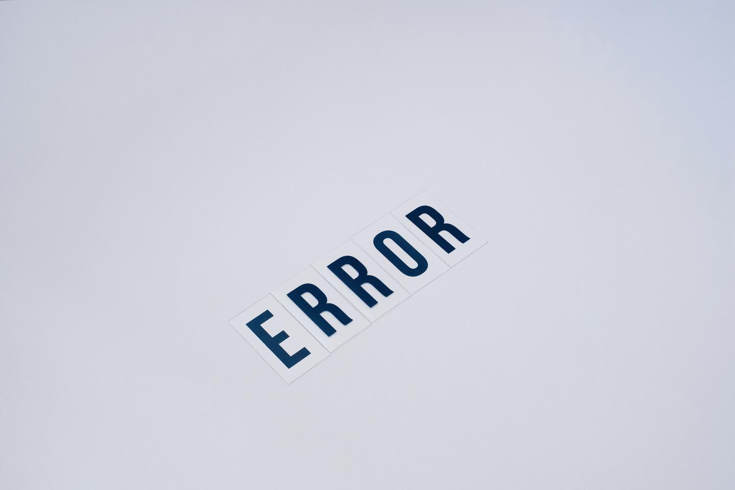Imagen minimalista con la palabra ERROR sobre un fondo blanco, representando el fallo de conexión