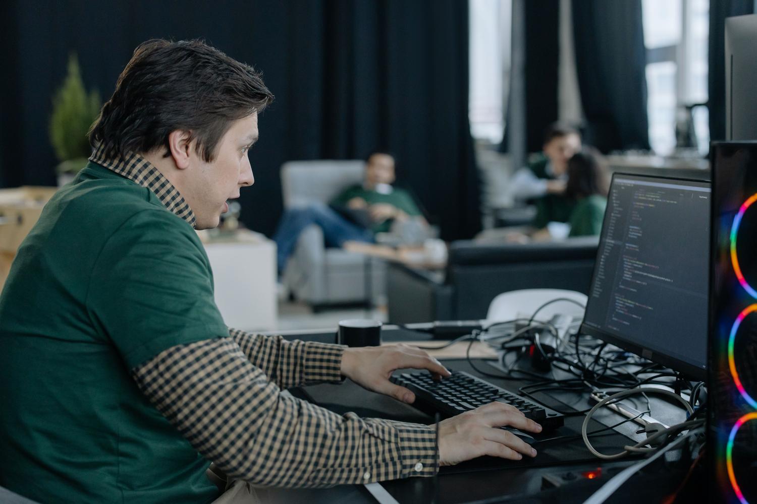 Programador concentrado trabajando en un entorno de oficina moderno, ideal para ilustrar el proceso de depuración y uso de breakpoints.