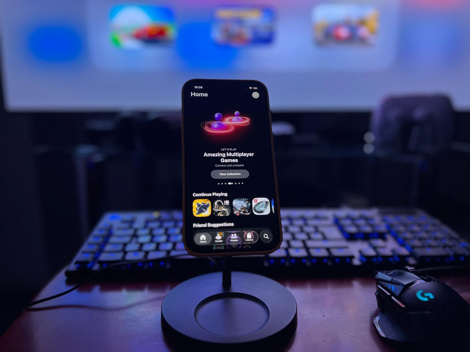 Setup de gaming moderno con un smartphone integrado para gestionar la comunicación y el estado de los amigos