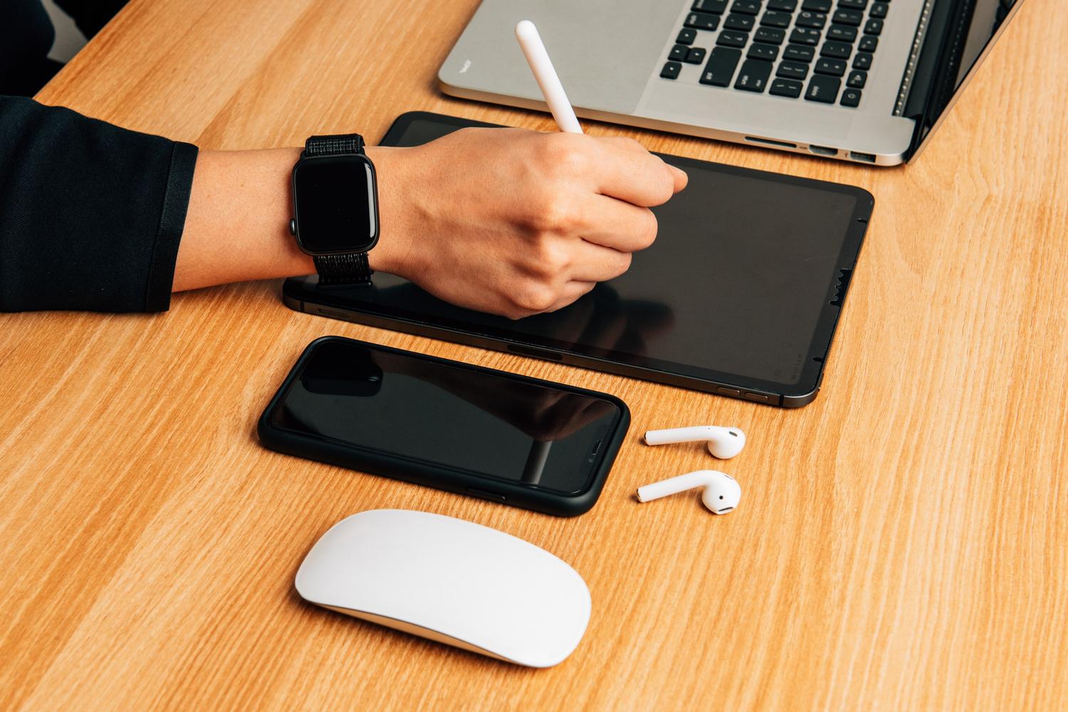 Primer plano de un iPad y un Apple Pencil sobre un escritorio profesional, ilustrando las herramientas creativas para diseño.