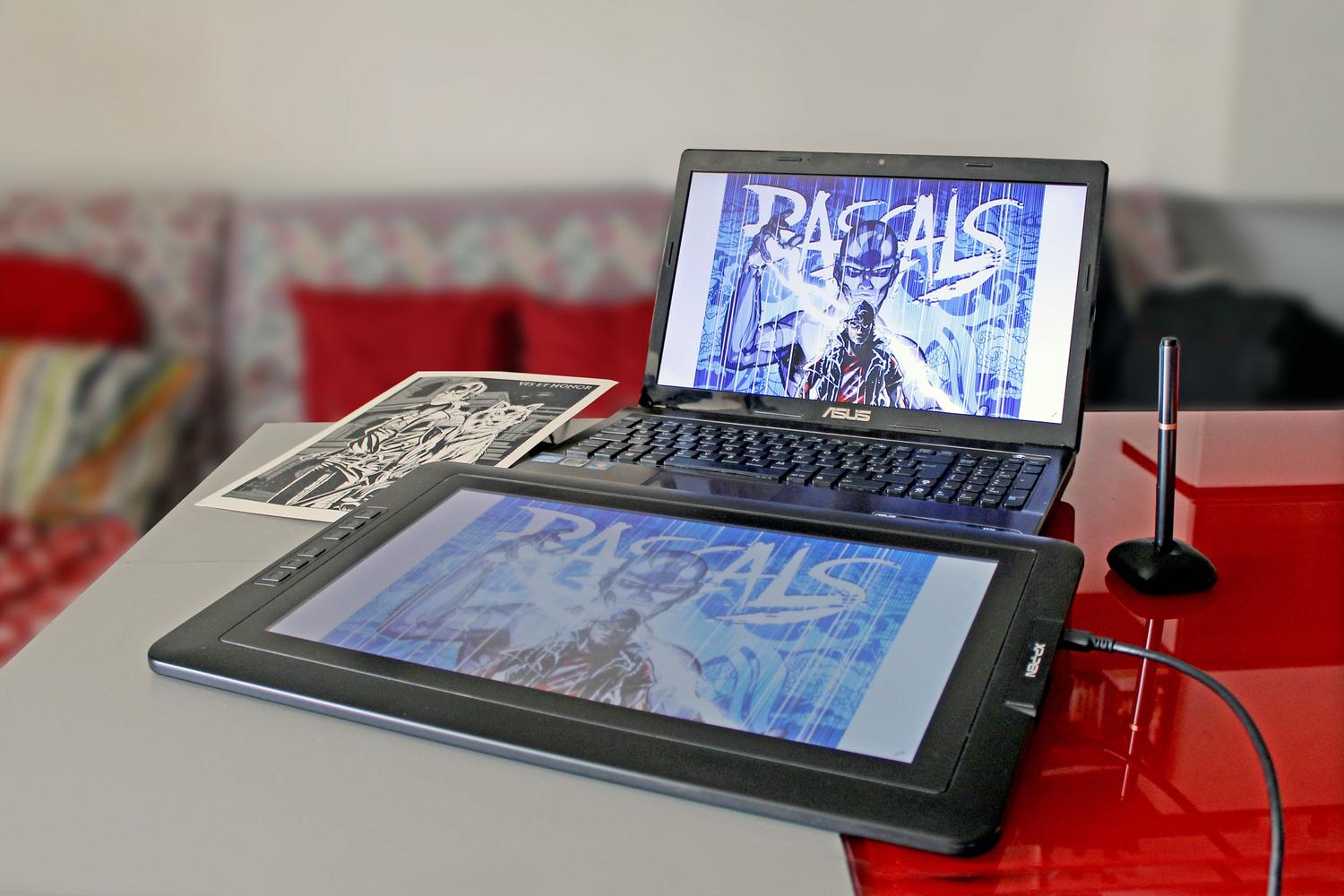 Estación de trabajo de arte digital con portátil y tableta gráfica profesional. Estación de trabajo de arte digital con portátil y tableta gráfica profesional.