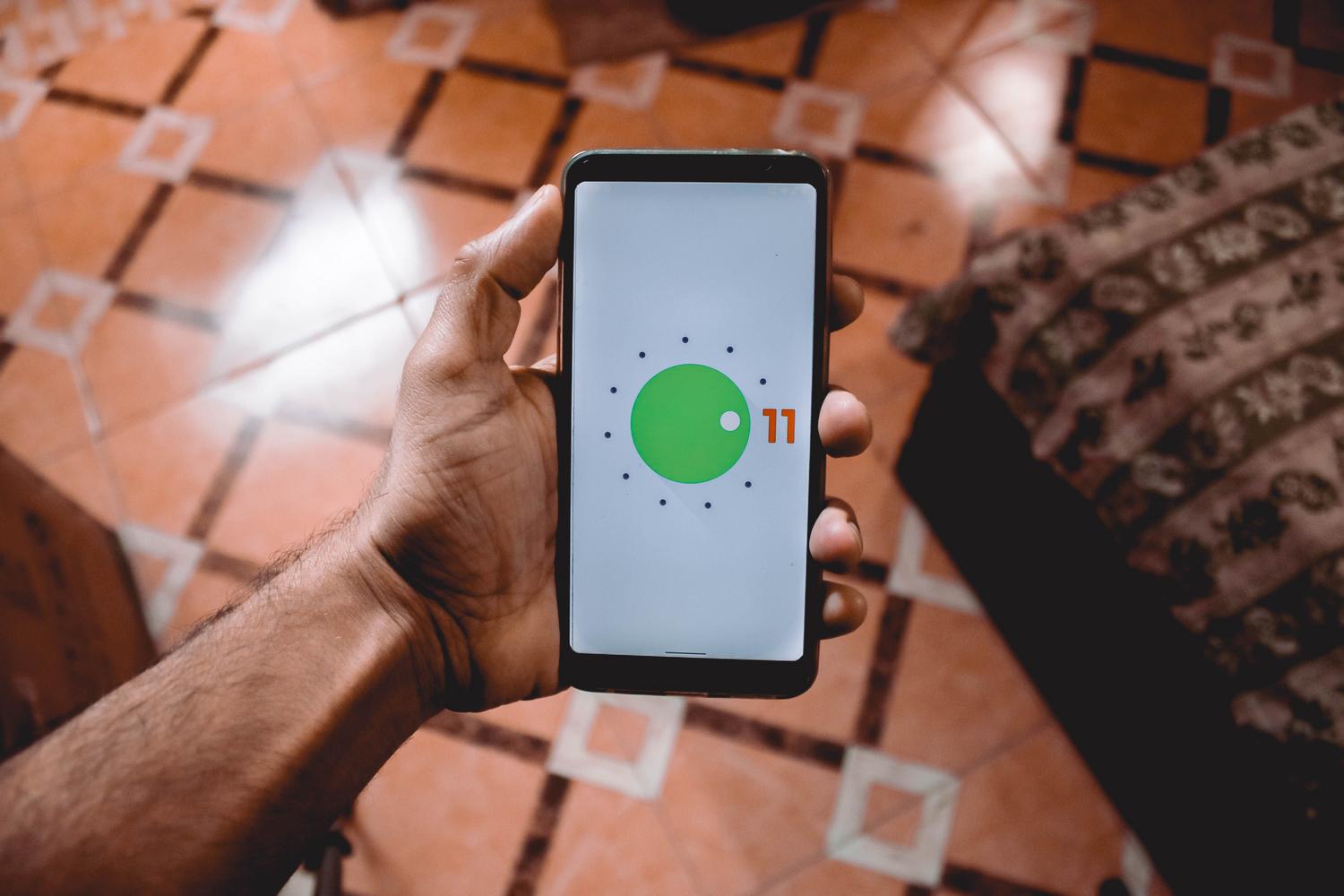 Primer plano de una mano utilizando un smartphone con la interfaz de Android, proporcionando un contexto genérico de uso del dispositivo.