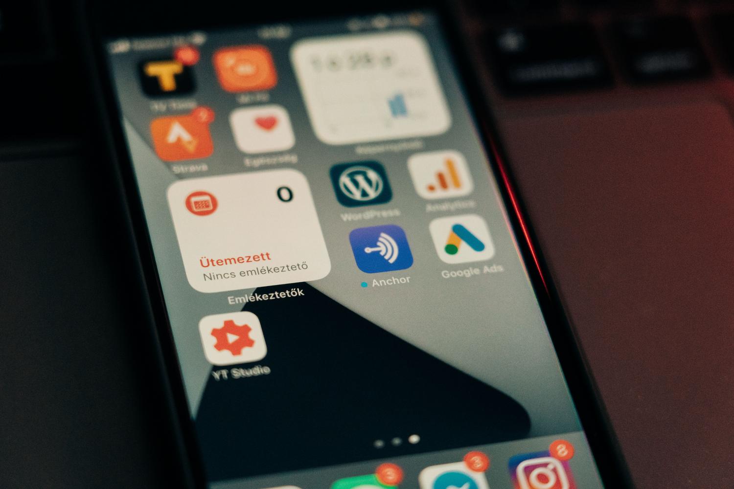 Primer plano de la pantalla de un smartphone con diversas notificaciones de aplicaciones, representando el objetivo de recibir alertas puntuales.