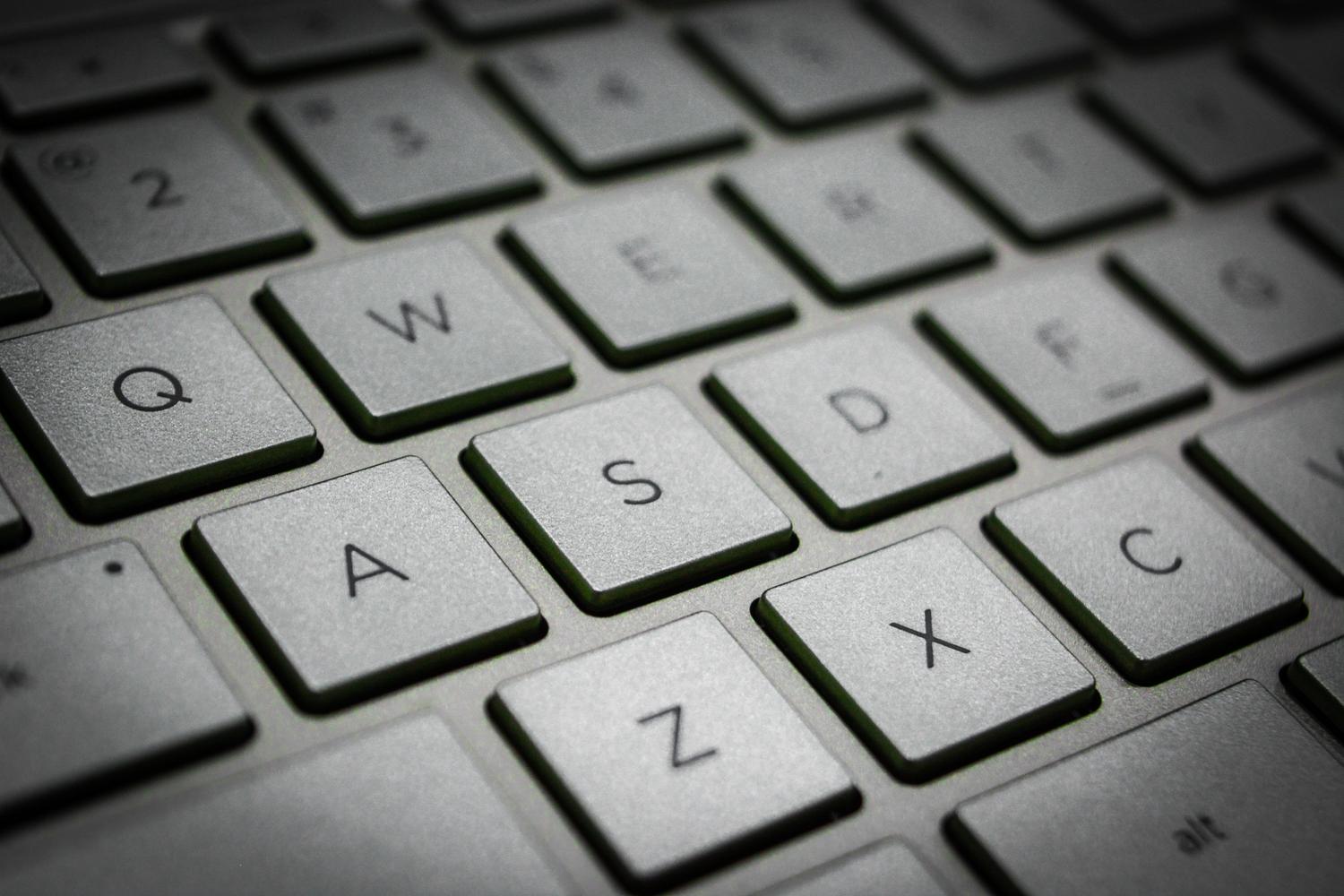 Fotografía macro de la distribución QWERTY de un teclado moderno en color gris mate.