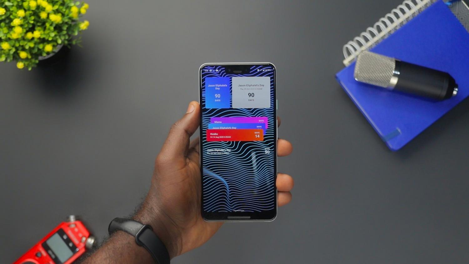 Primer plano de un smartphone mostrando diversas notificaciones push, ilustrando los avisos de salud del servidor.