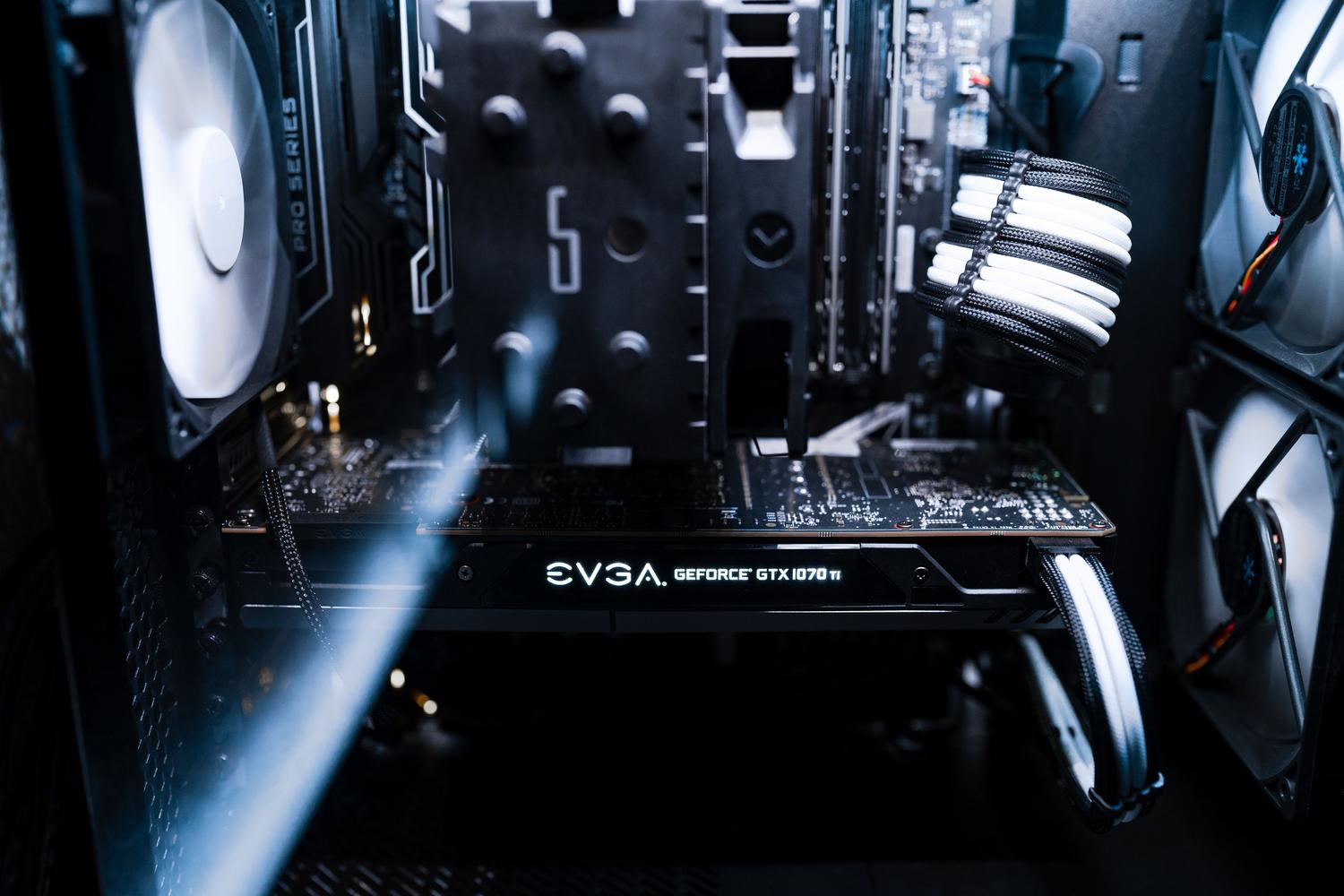 Vista interna de un PC gaming mostrando la integración de la tarjeta gráfica y el sistema de ventilación.