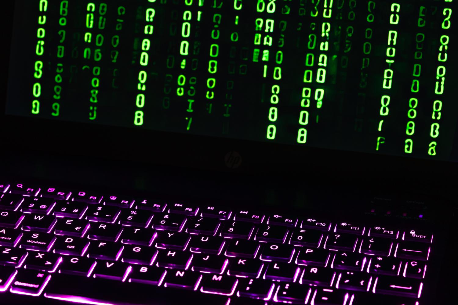 Código digital en cascada sobre un teclado, ilustrando el concepto de cifrado de datos y detección de entropía por IA.