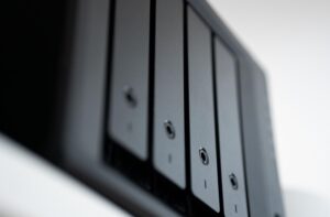 Vista detallada de un servidor NAS DiskStation, representando la infraestructura de almacenamiento conectado a la red.