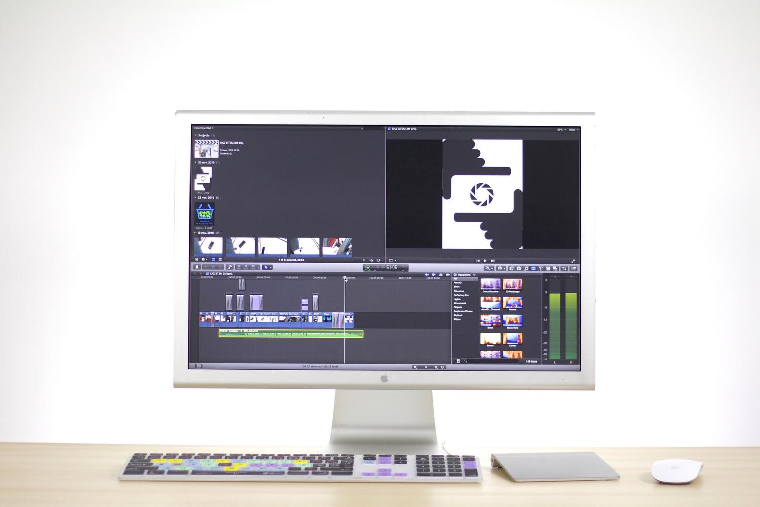 Escritorio profesional y limpio con un monitor mostrando software de gestión de contenido multimedia.